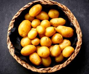 Quantas calorias em 100 G Cozer 700-1200 G De Batata-Nova?