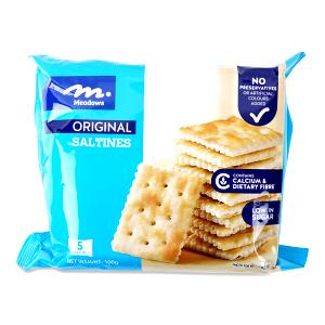 Quantas calorias em 100 G Crackers Saltine?