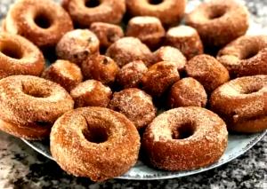 Quantas calorias em 100 G Donuts com Açúcar?