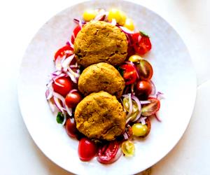 Quantas calorias em 100 G Falafel De Cenoura E Sementes De Girassol Com Salada De Tomate E Hortelã?