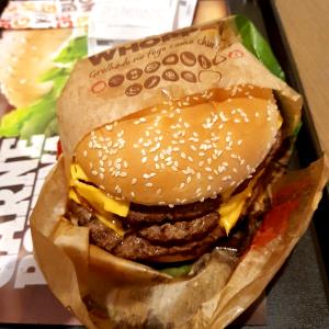 Quantas calorias em 100 g Mega Stacker Atômico 4.0?