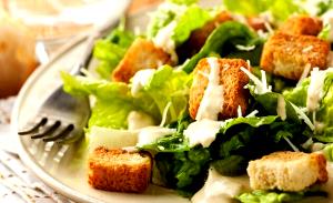 Quantas calorias em 100 G Molho Caesar para Saladas?