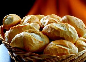 Quantas calorias em 100 G Pãezinhos Franceses?