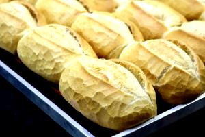 Quantas calorias em 100 G Pão Francês ou de Viena (com Fermento)?