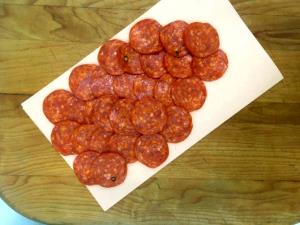 Quantas calorias em 100 G Pepperoni?