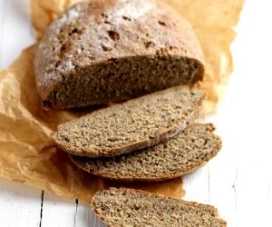 Quantas calorias em 100 G Pão İntegral Caseiro Com Farinha De Sementes?