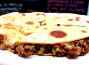 Quantas calorias em 100 G Quesadilla com Carne e Queijo?