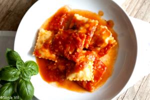 Quantas calorias em 100 G Ravioli com Recheio de Carne?