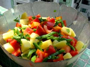 Quantas calorias em 100 G Salada Cozida?