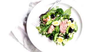 Quantas calorias em 100 G Salada de Atum com Ovo?