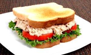 Quantas calorias em 100 G Sanduíche de Atum com Salada?