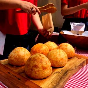 Quantas calorias em 100 G Sanduíche de Queijo?