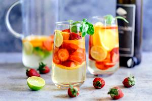 Quantas calorias em 100 G Sangria Branca?