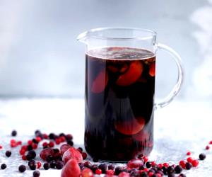 Quantas calorias em 100 G Sangria Tinta De Ameixa E Frutos Vermelhos?