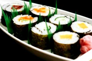 Quantas calorias em 100 G Sushi com Vegetais Enrolados em Algas?