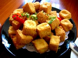 Quantas calorias em 100 G Tofu Frito?