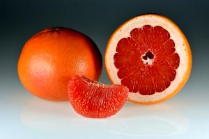 Quantas calorias em 100 G Toranja (Rosa e Vermelho)?