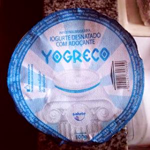 Quantas calorias em 100 g Yogreco Desnatado com Adoçante?