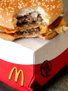 Quantas calorias em 100 Gramas Hambúrguer de linguiça, McDonald