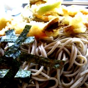 Quantas calorias em 100 Gramas Macarrão japonês soba, seco?