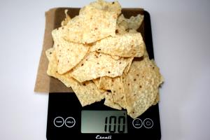 Quantas calorias em 100 Gramas Tortilla chips, light?