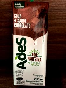 Quantas calorias em 100 ml Alimento com Soja Sabor Chocolate?