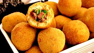 Quantas calorias em 2 1/2 unidades (40 g) Bolinho de Mandioca com Carne?