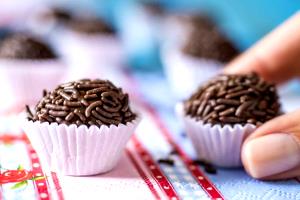 Quantas calorias em 2 colheres de sopa (40 g) Brigadeiro?