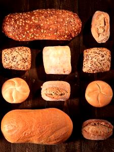 Quantas calorias em 2 e 1/2 fatias (50 g) Pão de Lanche?