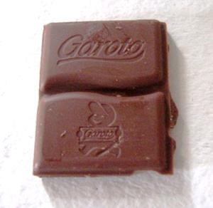 Quantas calorias em 2 quadradinhos (25 g) Chocolate Ao Leite?
