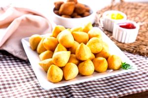 Quantas calorias em 2 unidades (40 g) Mini Coxinha de Frango?