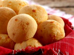 Quantas calorias em 4 colheres de sopa (17 g) Pão de Queijo Parmesão?