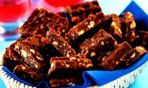 Quantas calorias em 5 quadradinhos (25 g) Chocolate Ao Leite com Amendoim?